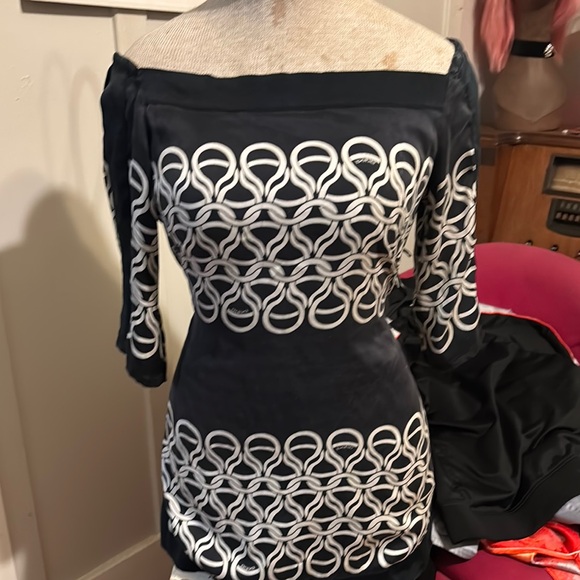 Elegant Black and White Top - Picture 1 of 4
